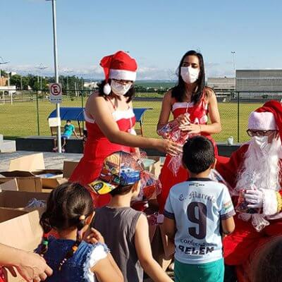 Papai Noel e ajudantes na entrega de presentes de Natal no Jardim Paulistano no domingo (Foto: Patrícia Lisboa/Dropes/Direitos Reservados)