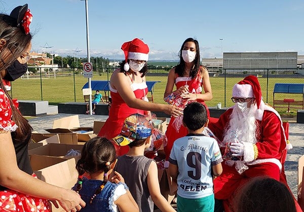 Papai Noel e ajudantes na entrega de presentes de Natal no Jardim Paulistano no domingo (Foto: Patrícia Lisboa/Dropes/Direitos Reservados)