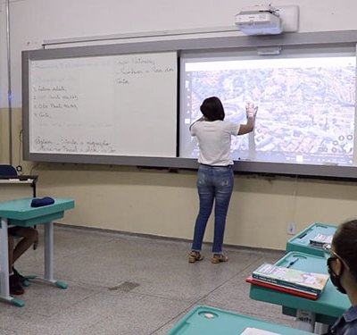 Salas de aula do Fundamental estão recebendo kits com projetores e lousa branca (Foto: Arquivo Leonardo Cruz/PMI)