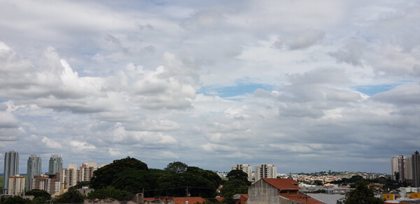 A manhã desta terça é de muita nebulosidade em Indaiatuba (Foto: Patrícia Lisboa/Dropes)