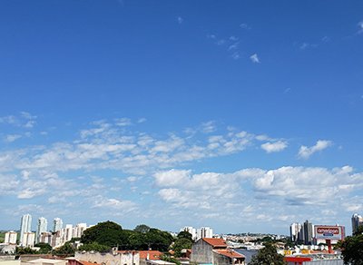 O sol aparece entre nuvens nesta segunda-feira, em Indaiatuba (Foto: Patrícia Lisboa/Dropes)