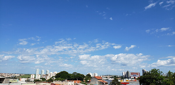 O sol aparece entre nuvens nesta segunda-feira, em Indaiatuba (Foto: Patrícia Lisboa/Dropes)