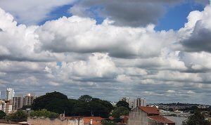 A primeira segunda de 2022 é de nuvens carregadas em Indaiatuba; há chances de chuva (Foto: Patrícia Lisboa/Dropes)