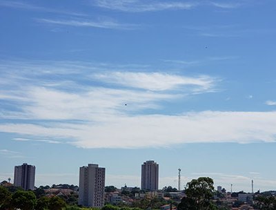 O sol aparece entre nuvens e aumenta o calor em Indaiatuba nesta terça (Foto: Patrícia Lisboa/Dropes)