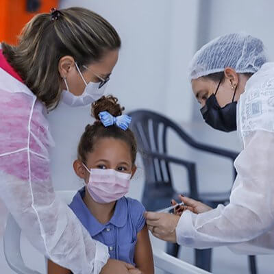 A vacinação infantil acontece no Espaço Viber (Foto: Leonardo Cruz/RIC/PMI)