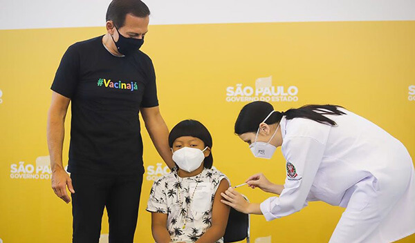 Davi Seremramiwe Xavante é a primeira criança vacina contra a covid no Brasil (Foto: Governo do Estado de São Paulo)