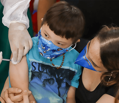 Rafael Kenzo foi a primeira criança vacinada contra a covid em Indaiatuba (Foto: Leonardo Cruz/RIC/PMI)
