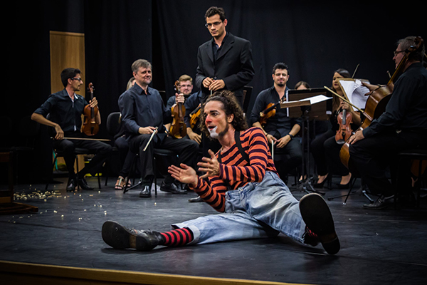 Orquestra Sinfônica de Indaiatuba apresenta o espetáculo E o Palhaço, tem Concerto? durante inauguração da quadra (Foto: Rafael Scucuglia/Orquestra)