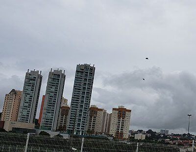 O tempo ainda fica fechado na manhã desta terça em Indaiatuba (Foto: Patrícia Lisboa/Dropes)