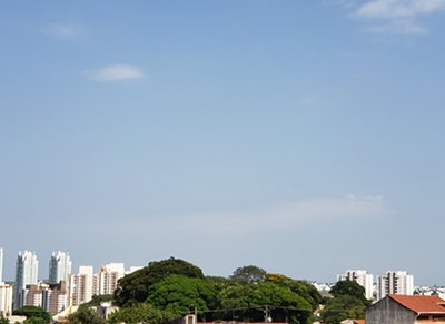 O sol aparece entre poucas nuvens nesta terça em Indaiatuba (Foto: Patrícia Lisboa/Dropes)