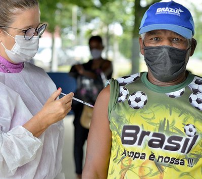 A vacinação de adultos é feita no Centro Esportivo (Foto: Eliandro Figueira/RIC/PMI)