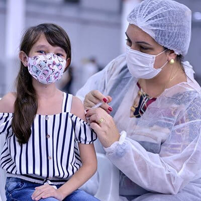 A vacinação infantil contra a covid acontece no Espaço Viber (Foto: Eliandro Figueira/RIC/PMI)