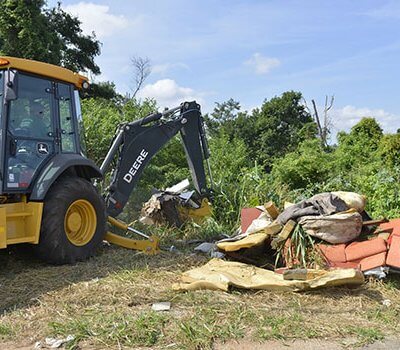 No bairro Veredas da Conquista foram retirados 14 caminhões de mato e lixo em quatro dias de trabalho (Foto: Eliandro Figueira/RIC/PMI)