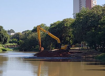 Com máquina ensecadeira faz retirada da lama e aprofundamento do Córrego do Barnabé (Foto: Patrícia Lisboa/Dropes)
