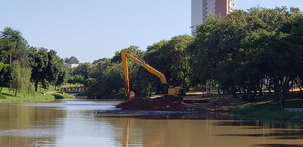 Com máquina ensecadeira faz retirada da lama e aprofundamento do Córrego do Barnabé (Foto: Patrícia Lisboa/Dropes)