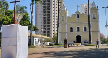 Encenação da Paixão de Cristo acontece na Sexta-feira Santa, na praça da Igreja Candelária