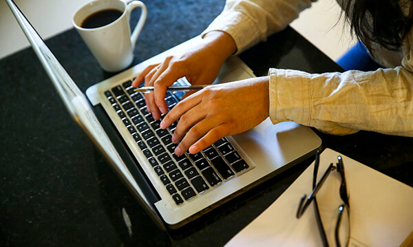 Pesquisadores enfatizam que é preciso garantir o acesso à internet com qualidade (Foto: Marcelo Camargo/Agência Brasil)