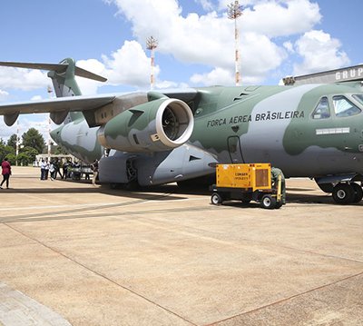 Aviões da Força Aérea Brasileira pousaram hoje cedo em Recife (Foto: José Cruz/Agência Brasil)