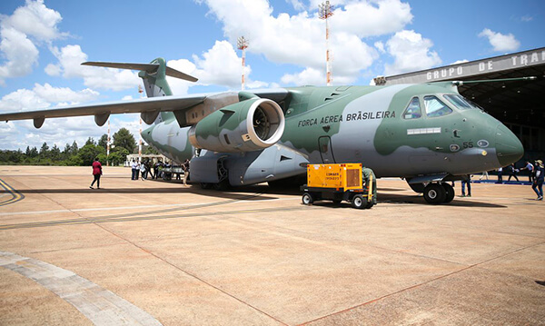 Aviões da Força Aérea Brasileira pousaram hoje cedo em Recife (Foto: José Cruz/Agência Brasil)