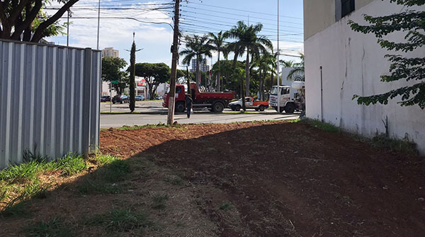 Terreno na Avenida Conceição é preparado para construção do Ponto do Ciclista (Foto: Eliandro Figueira/RIC/PMI)