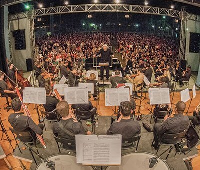 Sob regência do maestro João Carlos Martins, concerto acontece no Parque Ecológico (Foto: Everton Amaro/Fiesp)