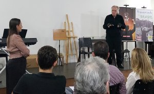 O maestro João Carlos Martins em encontro com regentes no Casarão Pau Preto hoje à tarde (Foto: Patrícia Lisboa/Dropes/Direitos Reservados)