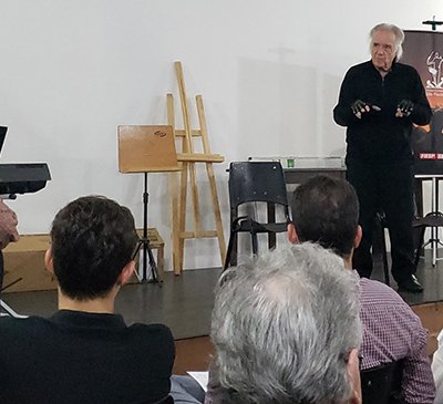 O maestro João Carlos Martins em encontro com regentes no Casarão Pau Preto hoje à tarde (Foto: Patrícia Lisboa/Dropes/Direitos Reservados)