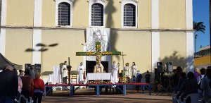 Missa de Páscoa foi celebrada na Praça da Igreja Candelária, na manhã deste domingo (Foto: Patrícia Lisboa/Dropes)