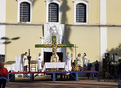 Missa de Páscoa foi celebrada na Praça da Igreja Candelária, na manhã deste domingo (Foto: Patrícia Lisboa/Dropes)