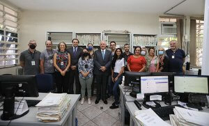 Presidente do TJSP, Ricardo Mair Anafe, e juiz diretor do Fórum de Indaiatuba, Fábio Luís Castaldello, ao lado de servidores da Justiça (Foto: Klaus Silva/TJSP)