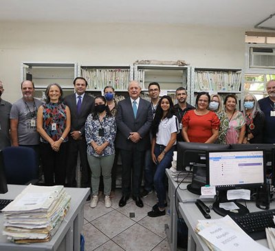 Presidente do TJSP, Ricardo Mair Anafe, e juiz diretor do Fórum de Indaiatuba, Fábio Luís Castaldello, ao lado de servidores da Justiça (Foto: Klaus Silva/TJSP)