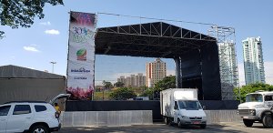 Palco está montado no parque no trecho da alça de acesso em frente à Prefeitura (Foto: Patrícia Lisboa/Dropes)