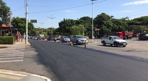 Recapeamento do trecho da avenida do Parque Ecológico deve ser concluído até o final de semana (Foto: Eliandro Figueira/RIC/PMI)