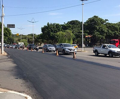 Recapeamento do trecho da avenida do Parque Ecológico deve ser concluído até o final de semana (Foto: Eliandro Figueira/RIC/PMI)