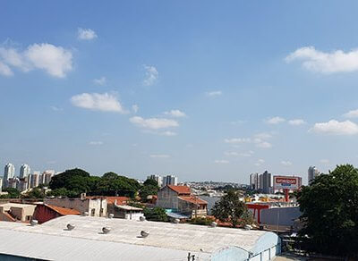 O sol aparece entre algumas nuvens na manhã desta terça em Indaiatuba (Foto: Patrícia Lisboa/Dropes)