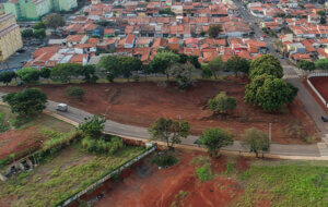 A Praça fica na confluência das ruas do Badin, Francisco Denny e Eliseu Narciso (Foto: Eliandro Figueira/RIC/PMI)