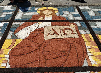 Confecção dos tapetes é tradição no Dia de Corpus Christi (Foto: Patrícia Lisboa/Dropes)