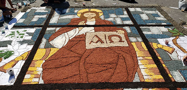 Confecção dos tapetes é tradição no Dia de Corpus Christi (Foto: Patrícia Lisboa/Dropes)