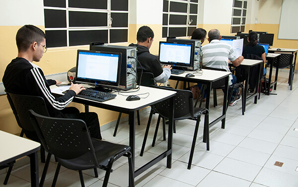 Fiec oferece vagas para as aulas de informática (Foto: Arquivo/Juliana Wolf/Fiec)