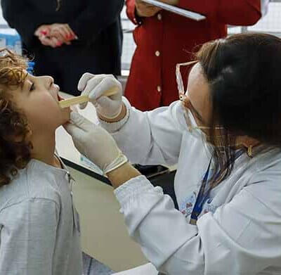 Dentistas avaliam a saúde bucal dos alunos de escolas municipais (Foto: Leonardo Cruz/RIC/PMI)