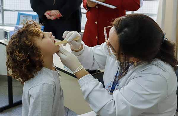 Dentistas avaliam a saúde bucal dos alunos de escolas municipais (Foto: Leonardo Cruz/RIC/PMI)