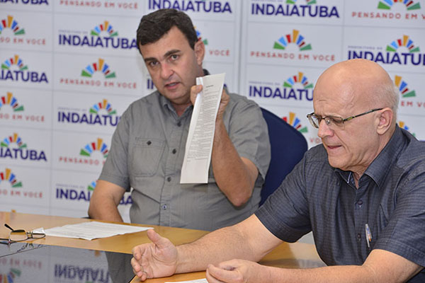 Prefeito Nilson Gaspar e o secretário de Negócios Jurídicos, Wanderley José Boni, no anúncio do depósito judicial, em 2018 (Foto: Arquivo/Eliandro Figueira/RIC/PMI)