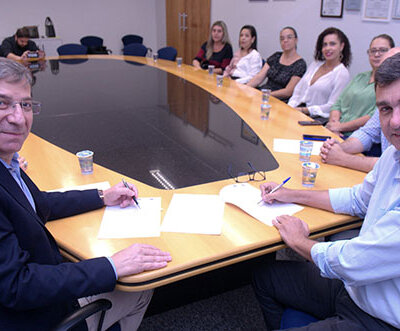 Reunião para assinatura do aditamento aconteceu no gabinete do prefeito hoje (Foto: Eliandro Figueira/RIC/PMI)