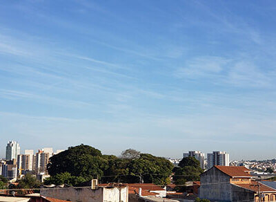 O sol aparece entre algumas nuvens e ainda não chove em Indaiatuba nesta segunda (Foto: Patrícia Lisboa/Dropes)