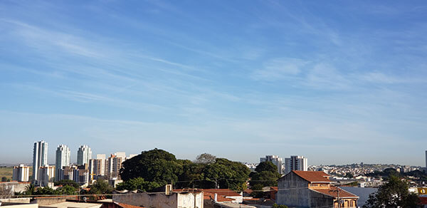 O sol aparece entre algumas nuvens e ainda não chove em Indaiatuba nesta segunda (Foto: Patrícia Lisboa/Dropes)