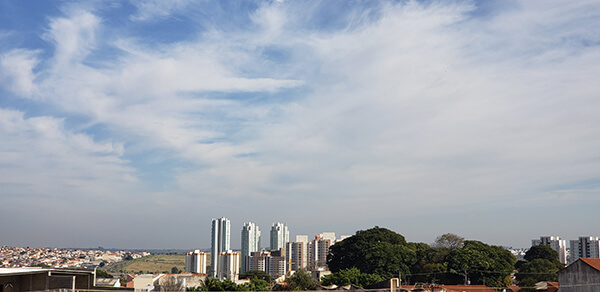 O sol ainda aparece entre muitas nuvens, mas, não chove em Indaiatuba nesta terça (Foto: Patrícia Lisboa/Dropes)