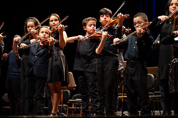 Escola de Música da Orquestra Sinfônica oferece aulas gratuitas de instrumentos musicais (Foto: Felipe Gomes/Emosi)