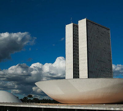 A cúpula menor, voltada para baixo, abriga o Plenário do Senado Federal. A cúpula maior, voltada para cima, abriga o Plenário da Câmara dos Deputados (Foto: Marcello Casal Jr/Agência Brasil)