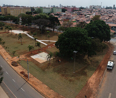 Ecoponto de Inertes é construído ao lado da Praça Otávio Javali, que também está sendo urbanizada (Foto: Eliandro Figueira/RIC/PMI)