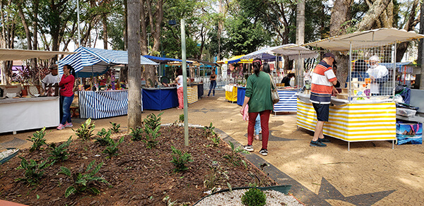 Feira de Artesanato acontece todos os sábados na Praça Rui Barbosa (Foto: Patrícia Lisboa/Dropes)